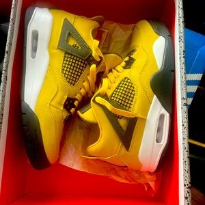 Retro Jordan 4 “lightning” size 7y